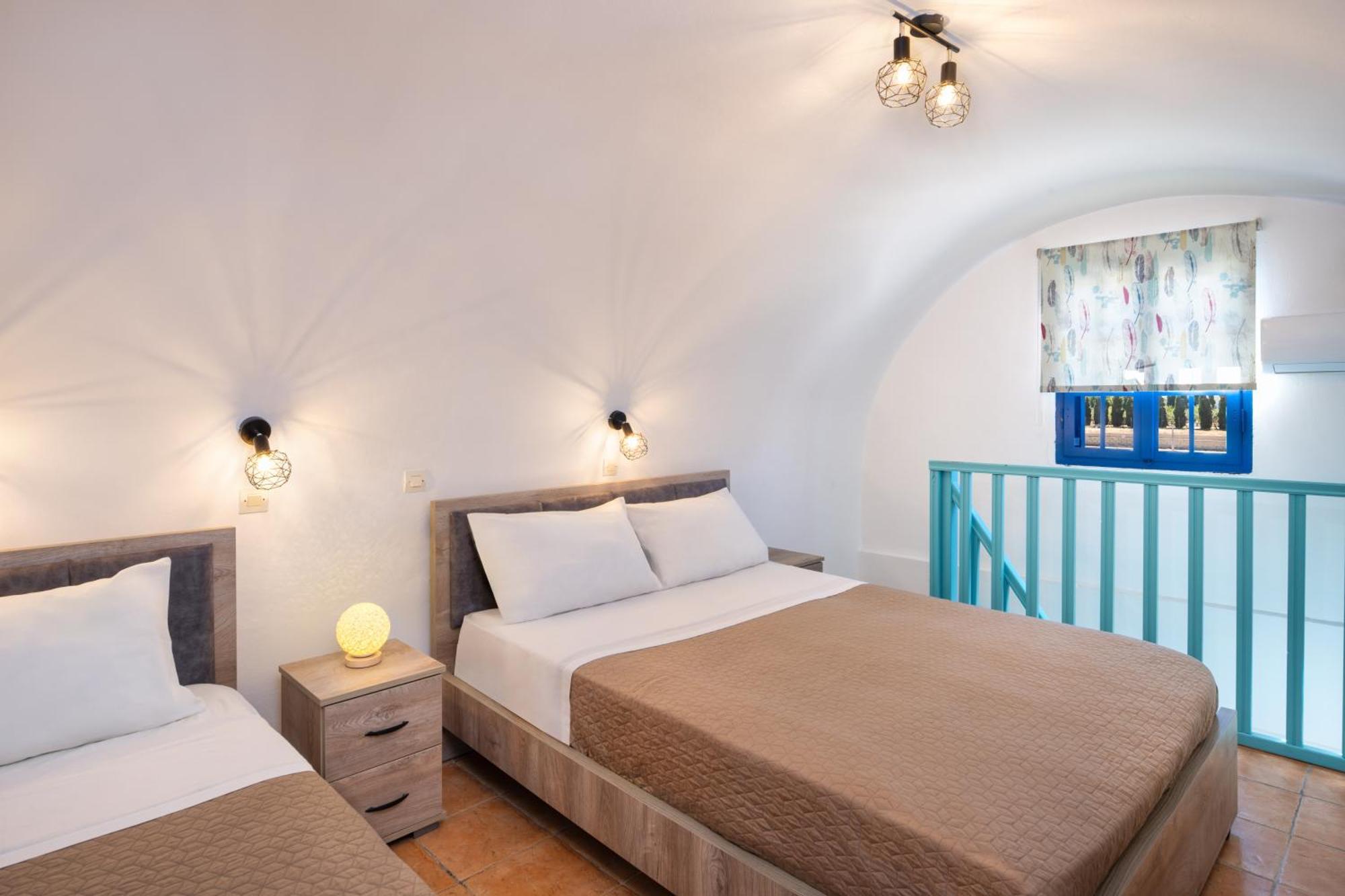 Georgia's Comfort Perivolos (Santorini)